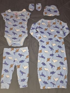 Baby Dinosaur 5-Piece Layette Set in Light Blue The Peanutshell 0-3m